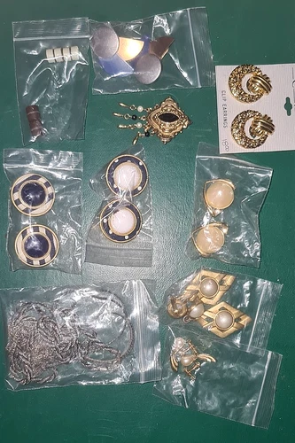 (11) Vintage Faux Costume Jewelry Lot Ear Rings & Necklace Magnetic & Clip Style