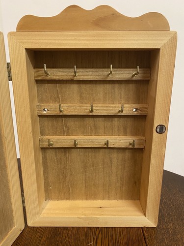 Llavero de madera vintage hecha a mano con exhibición de vidrio de flores secas reales - Imagen 11 de 19
