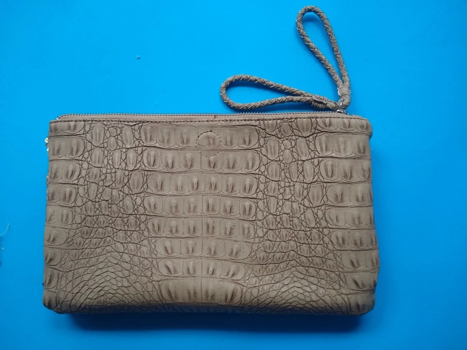 Bolso clutch convertible SONDRA ROBERTS SR dorado con lentejuelas Foto 3 de 4