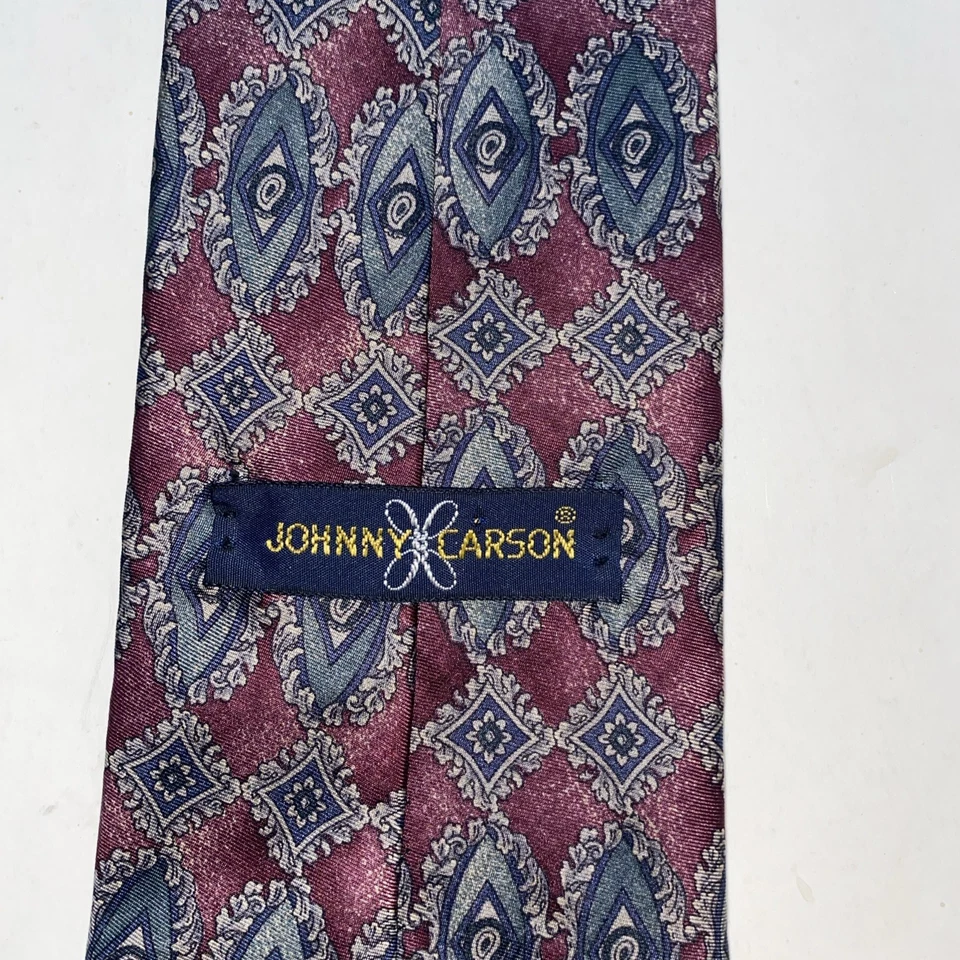 Corbata italiana Johnny Carson 100 % seda hecha en EE. UU. - medallón rojo - 54" L 3,5" W Foto 3 de 4