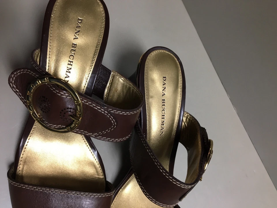Dana Buchman Vestido Zapatos de salón Talla 10 M Marrón Oro Hebilla Cuero Sandalia Foto 4 de 4