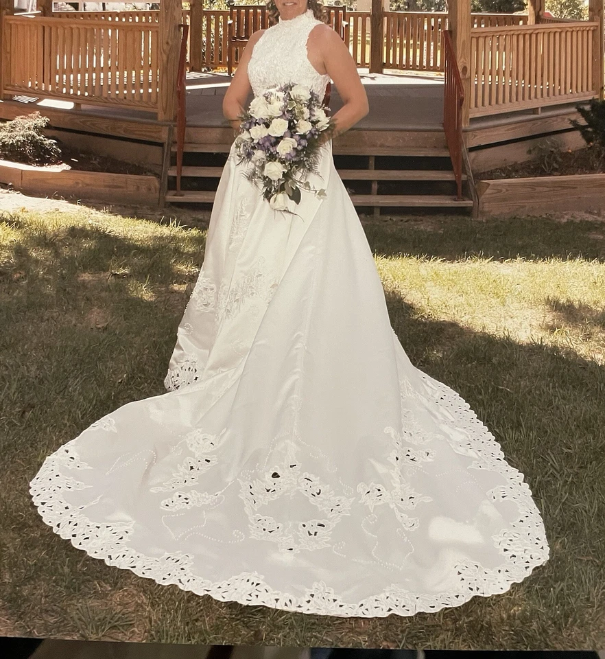 Vestido de novia vintage Demetrios con cuentas talla 10 tren largo. Foto 3 de 4