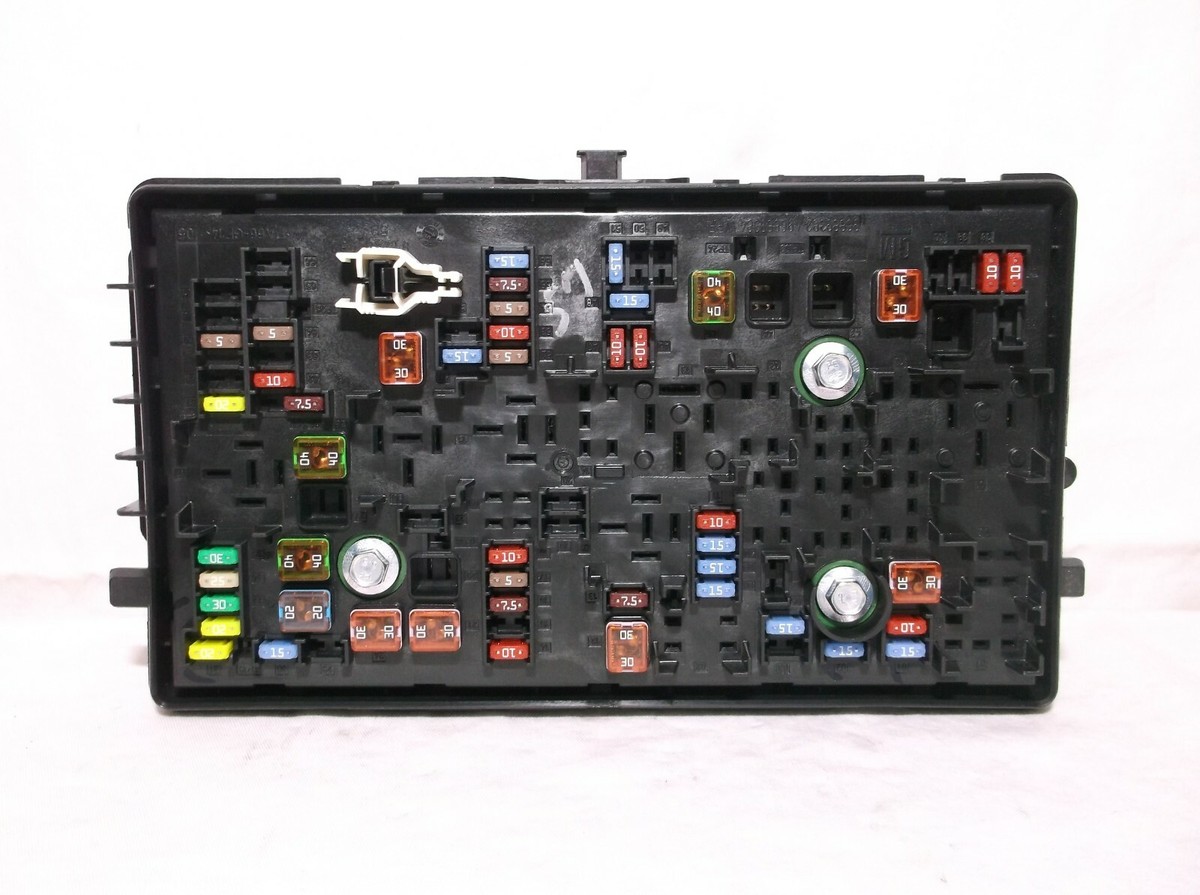 2015-2016 Chevrolet Cruze 1.8L Engine Bay Fuse Relay Box | 95442175