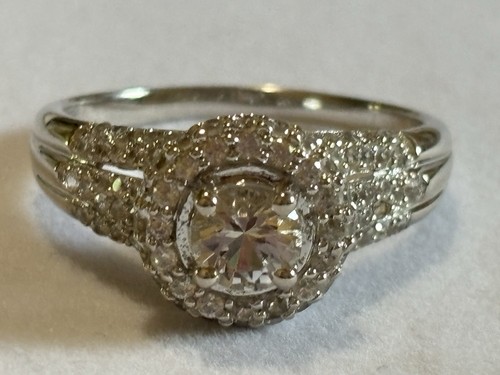 Ring Sterlingsilber Zirkonia Halo mit Seitensteinen in Größe 10,5