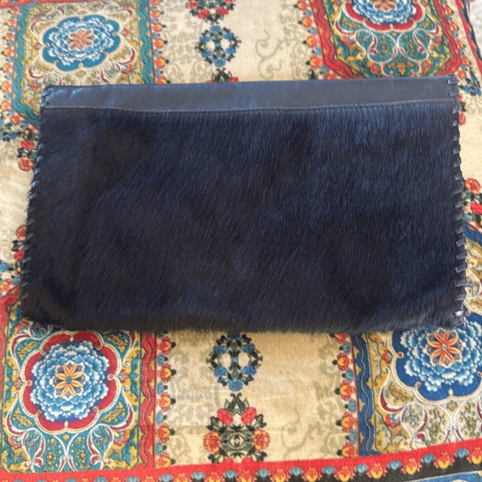 Bolso de mano NICOLE MILLER pelo de pony negro con cuero triángulo dorado Foto 2 de 4