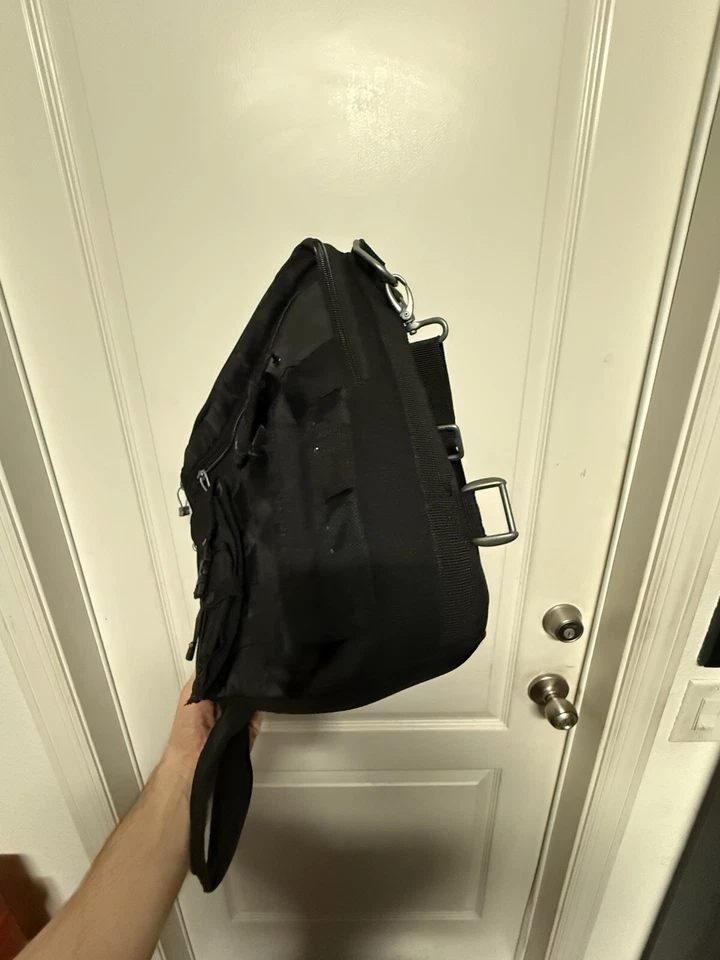 Bolso negro táctico Oakley para portátil AP Foto 2 de 4