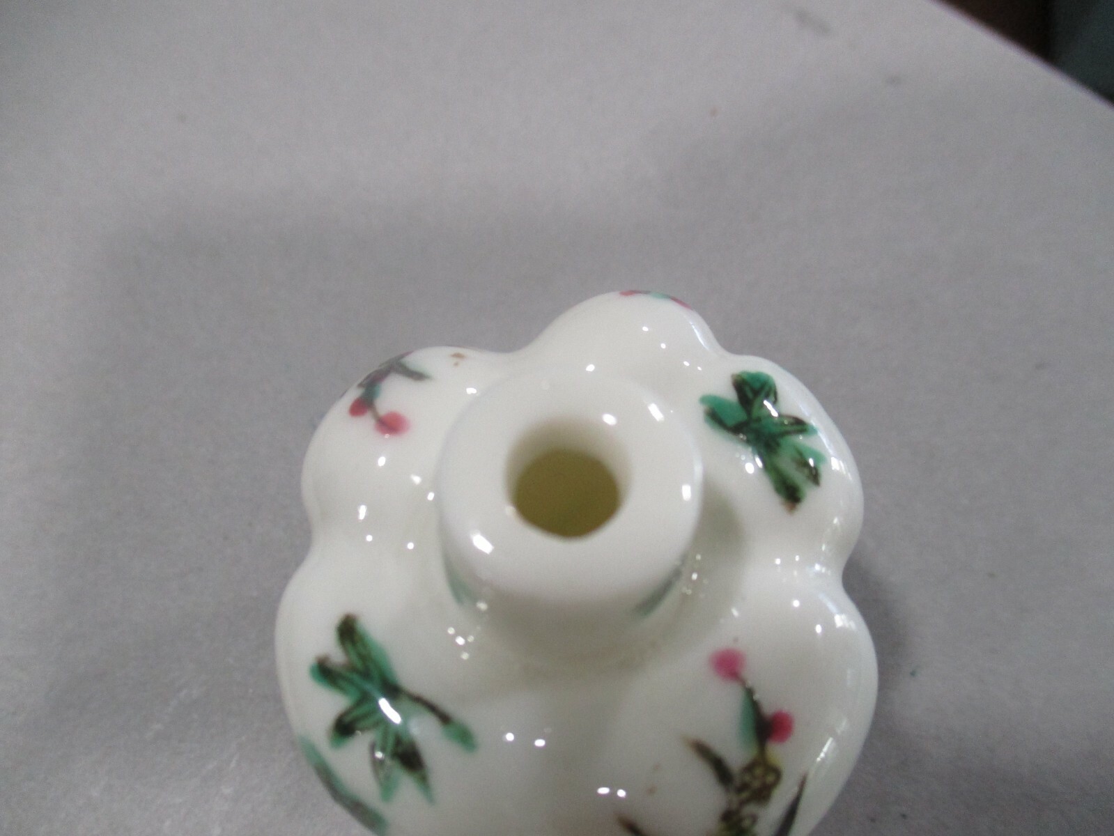 PORCELAIN ASIAN HAND PAINTED FLOWERS SNUFF BOTTLE WITH TOPPER & SCOOPER 