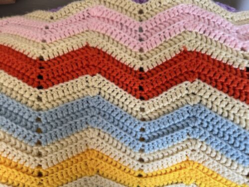 Vintage Handarbeit gehäkelt gestrickt afghanisch gestreift Zick Zack Chevron Überwurf Decke - Bild 4 von 4