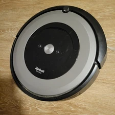iRobot Roomba E5 VACUUM (FOR PARTS ONLY) NEEDS BATTERY