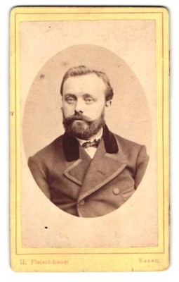 Fotografie H. Fleischhauer, Essen, Brustportrait modisch gekleideter Herr mit V 