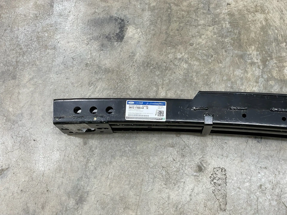 Barra de refuerzo de parachoques trasero Ford Crown Victoria 1998-2001 3W7Z-17906-AA Foto 2 de 4