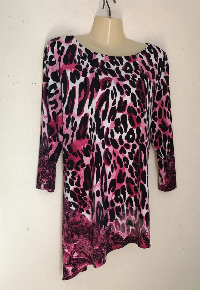 Top túnica asimétrica de punto líquido Susan Graver talla 1X estampado de guepardo rosa con cuentas Foto 3 de 4