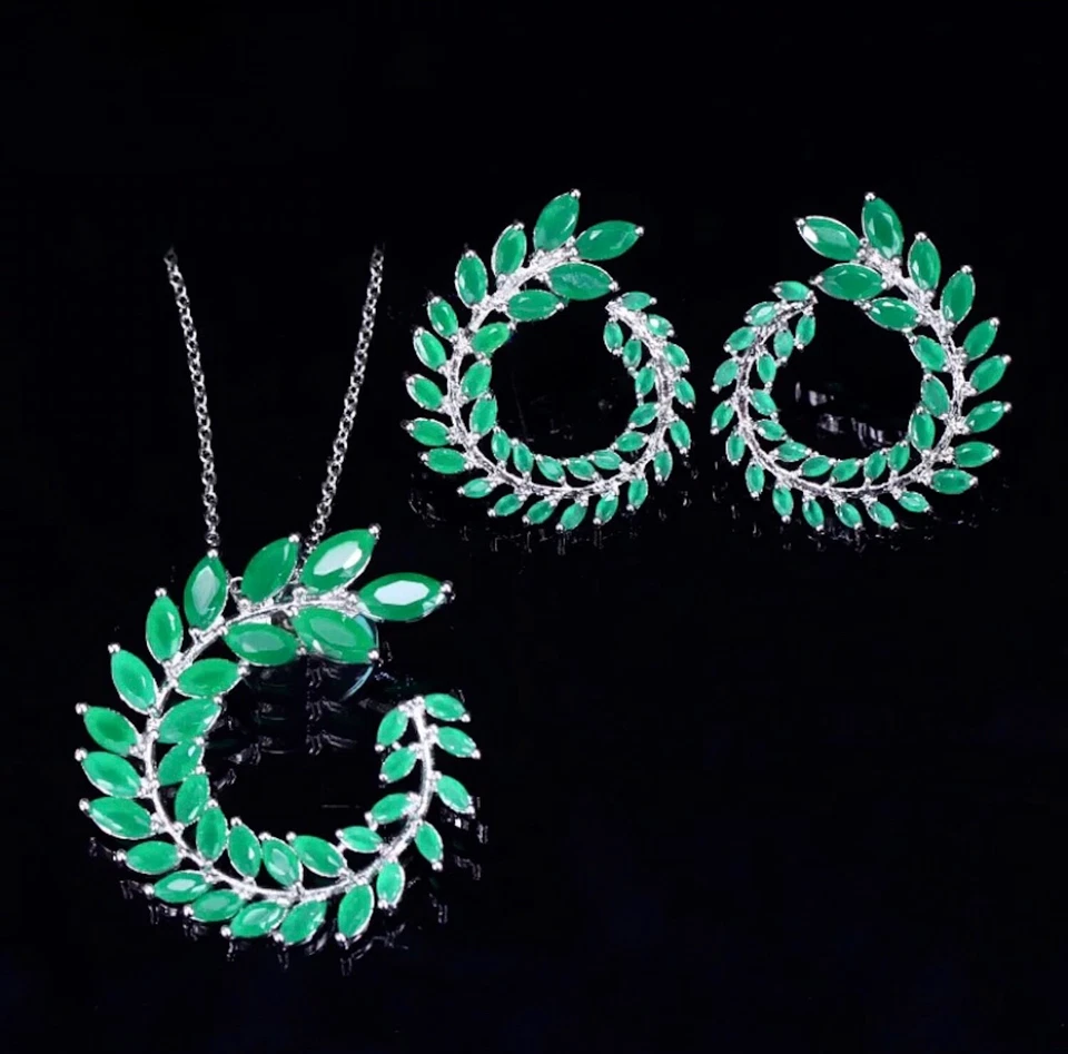 Juego de aretes collar enchapados en oro blanco de 18 quilates hechos con piedra verde cristal de Swarovski Foto 4 de 4