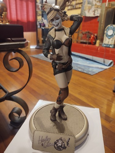 DC Collectibles Comics Bombshells Harley Quinn (Sepia Tone Variant) Resin Statue - Picture 2 of 17