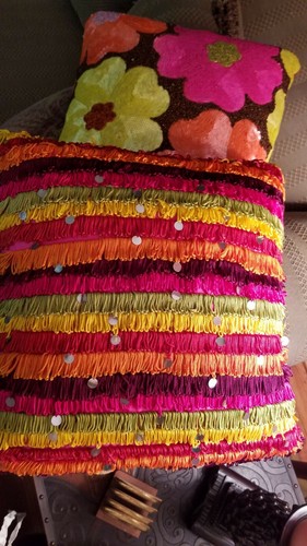 SET OF 2 BEAUTIFUL VTG INSIDE LUXURY DECORATIVE SOFA/CHAIR THROW PILLOWS (17") - Picture 6 of 11