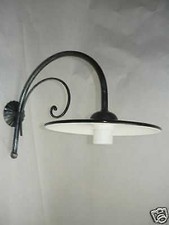 Lampada da parete esterno in ferro battuto con piatto in acciaio bianco e nero
