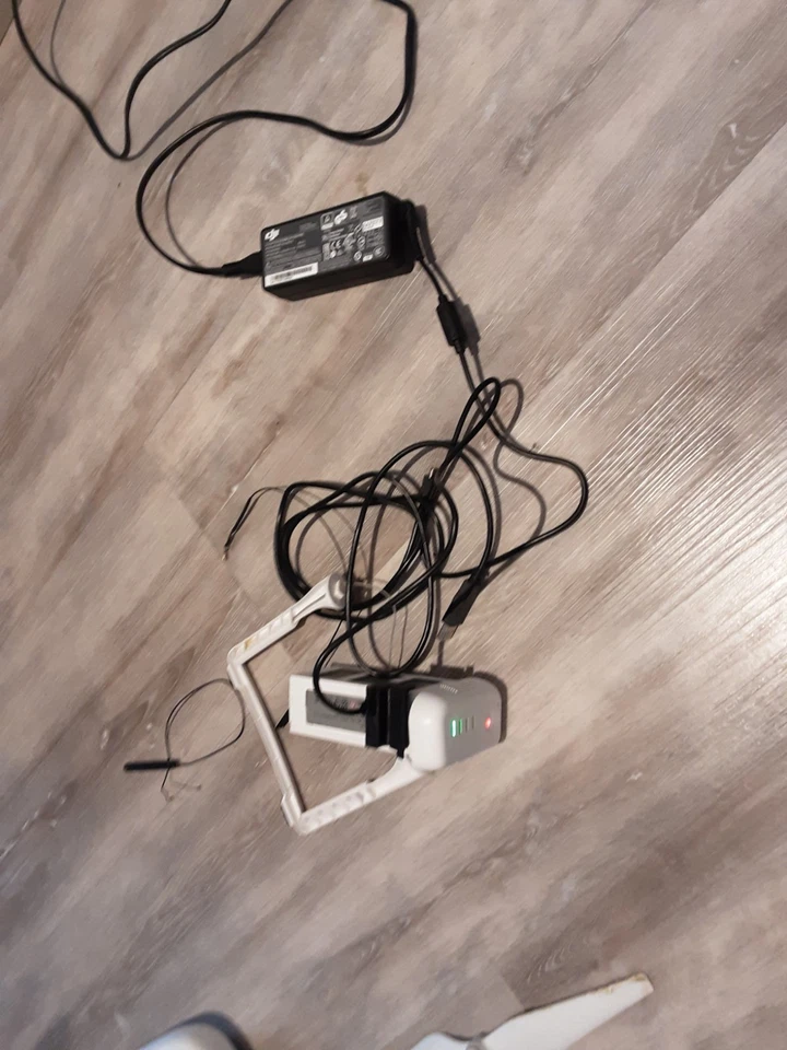 DJI Phantom 3 SE Drohne defekt | fliegt aber unstabil | mit Akku + Fernbedienung - Bild 3 von 4