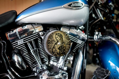 "Cubierta de purificador de aire de latón Santa Madre María grabada de 5,5"" de diámetro Harley Davidson" - Imagen 8 de 9