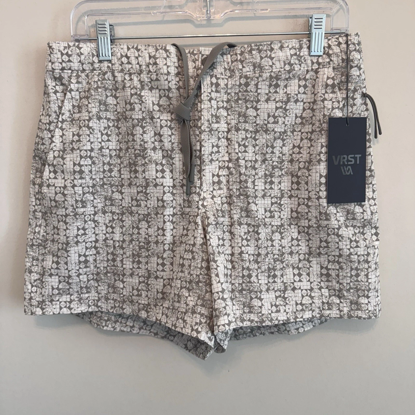 VRST Men’s 5” Resort Short White Silver Stamped Geo Print Medium NWT Quick Dry