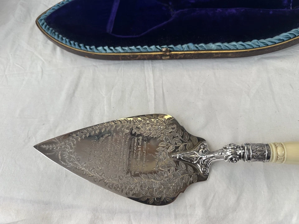 Antigua paleta de presentación de plata de ley - Mango de marfil grabado con fecha 1887  Foto 2 de 4