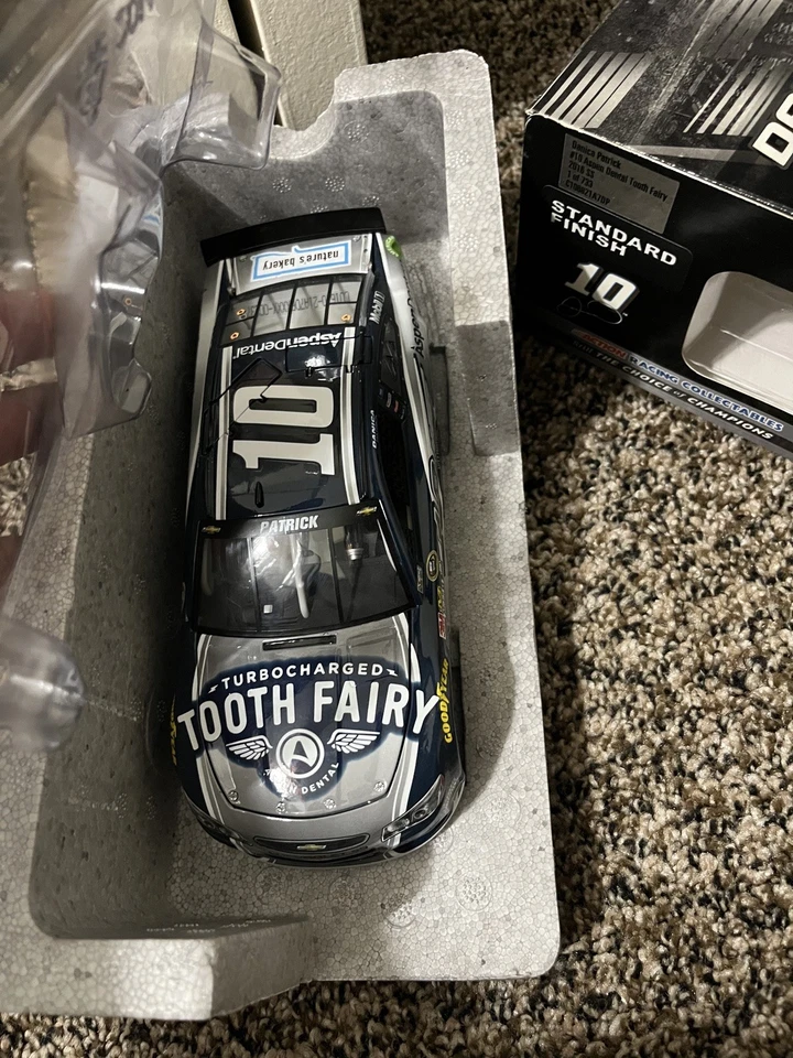 2016 Danica Patrick 10 Aspen Dental Tooth Fairy 1/24 Lionel Nascar Diecast 1/733 - Image 3 of 4