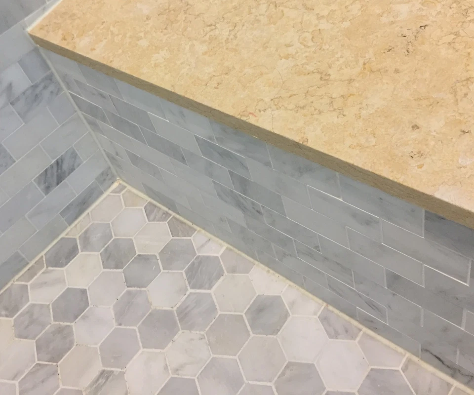 Azulejo de mosaico de mármol blanco Carrara con mango hexagonal piedra natural azulejo de ducha de baño Foto 2 de 4