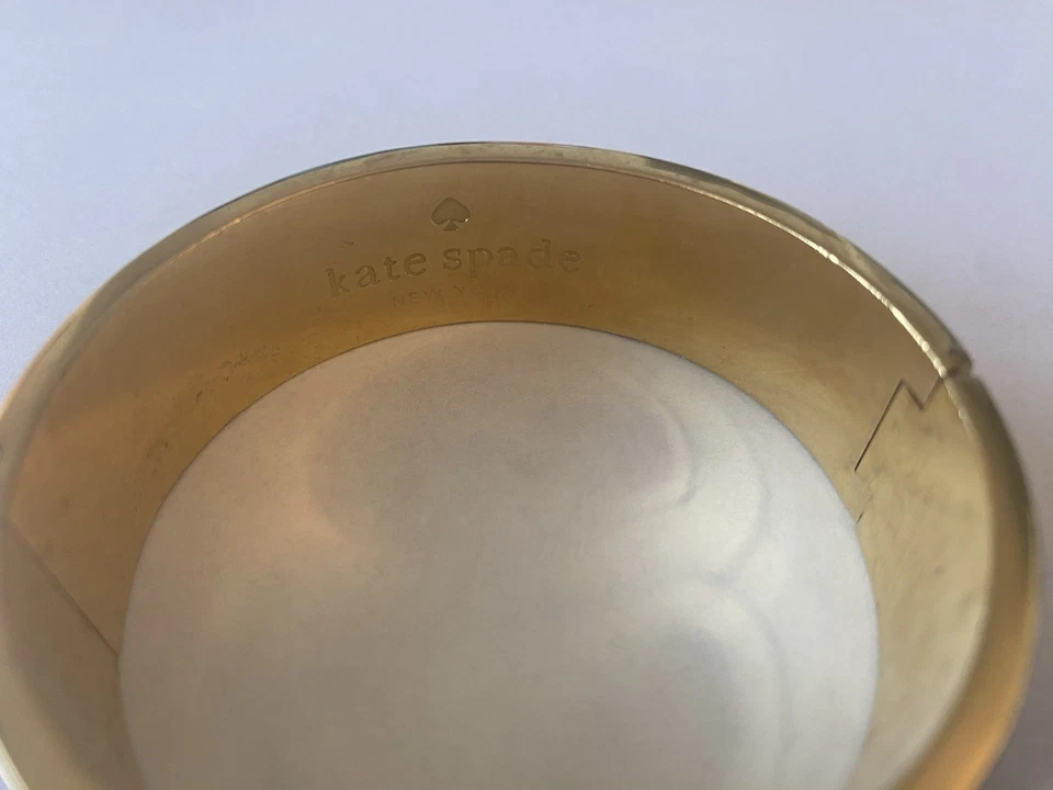 Brazalete floral rosa esmaltado Kate Spade para mujer  Foto 2 de 3