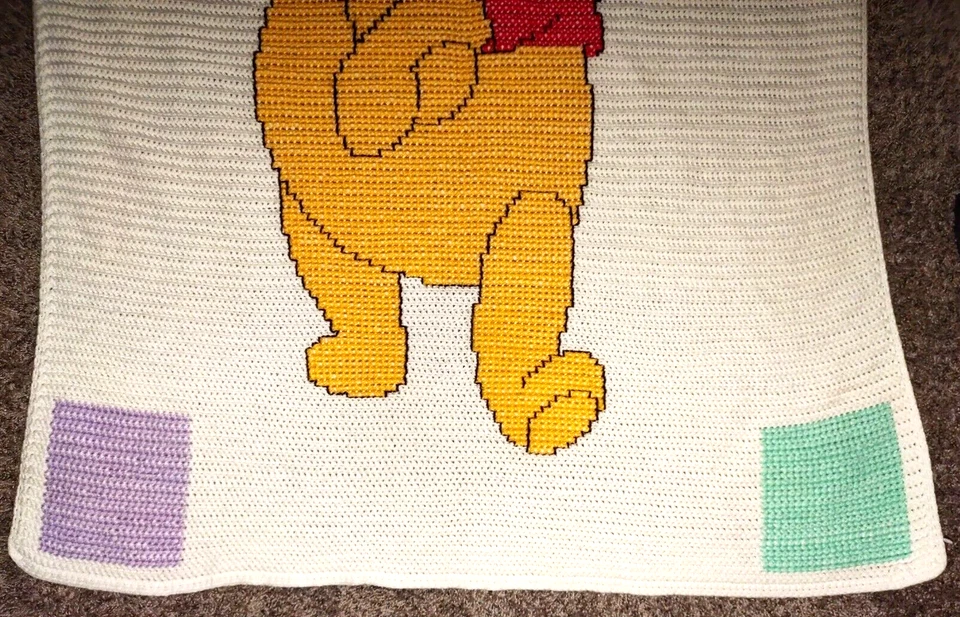 Manta bebé ganchillo hecha a mano Winnie The Pooh unisex 46x60 beige cuadrados grande Foto 2 de 4
