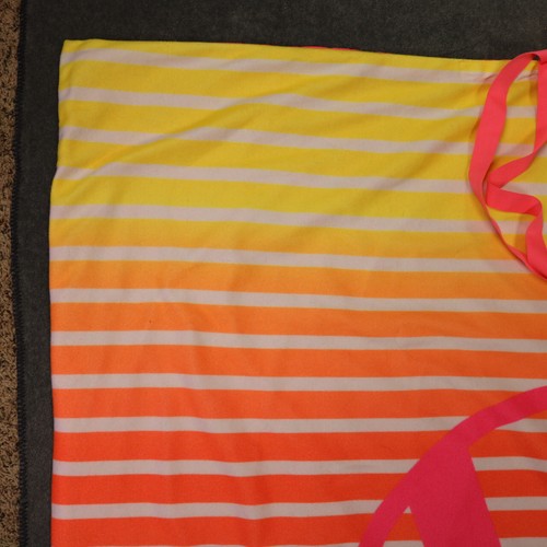 Coperta da spiaggia confezionabile Victoria's Secret con manico logo a righe rosa caldo 55x49 - Foto 5 di 22