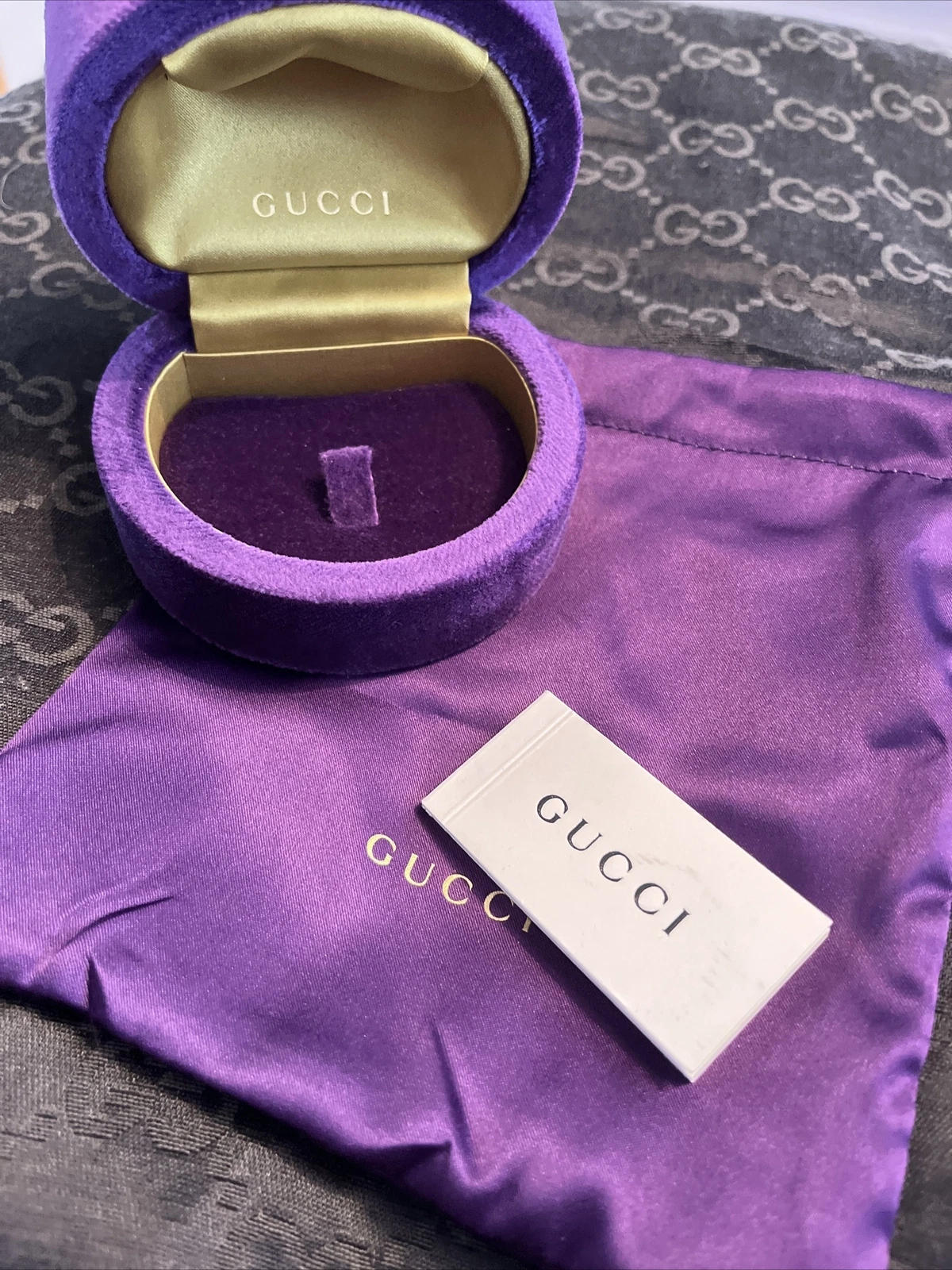 Boîte à bagues velours Gucci et poche satin