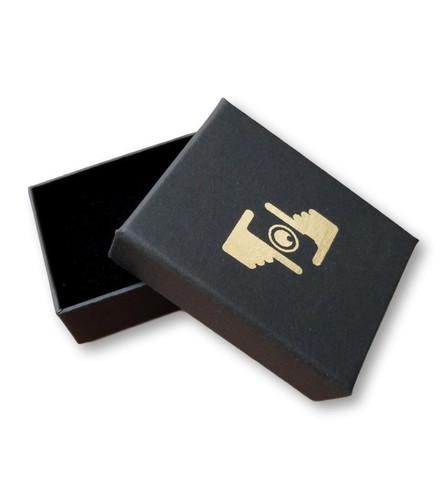 CAJA DE REGALO USB PERSONALIZADA CON LOGOTIPO ESTAMPADO METÁLICO DORADO PLATA MR & MRS FOTOGRAFÍA - Imagen 4 de 5