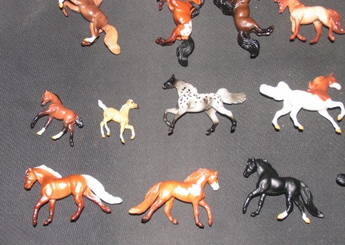 Breyer Mini Whinnies Serie 3 Überraschung Komplettsatz 17 mit Verfolgungsjagd Stück Pferd - Bild 11 von 13