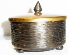 Schale mit Messing Deckel und Kugelf&uuml;ssen, Grabenarbeit, ca:H 8cm,Dm 10cm, 492 g