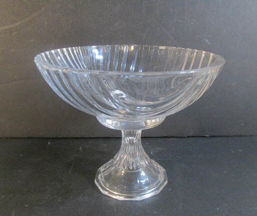 CLEAR CRYSTAL SCALLOP DESIGN PEDESTAL BOWL, 10.75" IN DIA. X 8,75" TALL - Picture 3 of 3