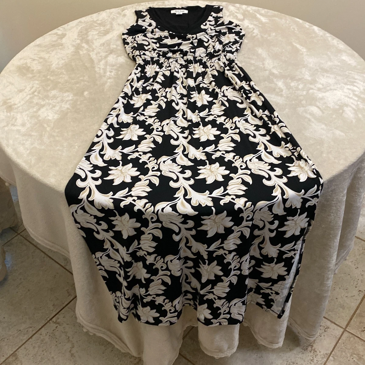 Women's clothing white top house black market