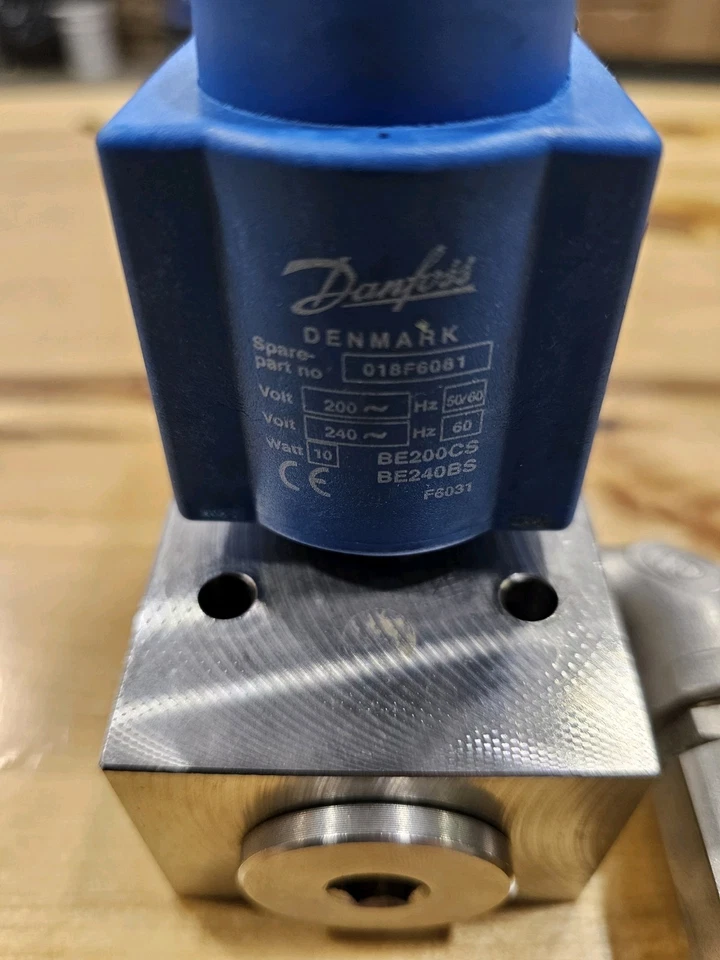 Válvula direccional Danfoss Nessie VDHT 3/8 E NC 2/2 con bobina (200-240V) hecha en Foto 4 de 4