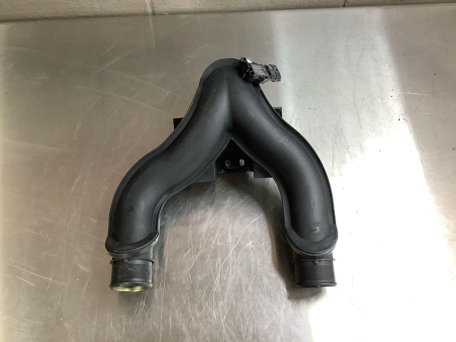 2017-2020 MASERATI LEVANTE 3.0L AIR INLET TUBE DUCT HOSE Y PIPE 670039138 Oem