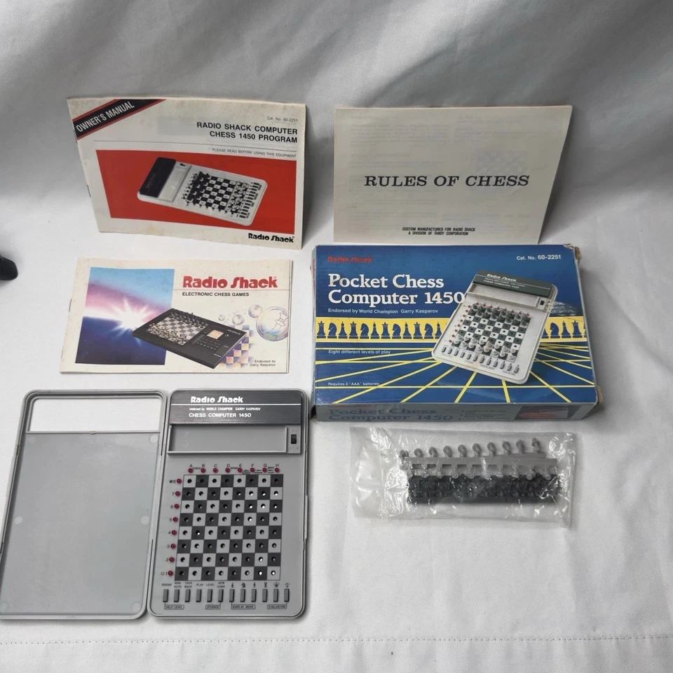 Computadora de ajedrez de bolsillo Radio Shack 1450 con caja y manuales — completa sin usar Foto 4 de 4