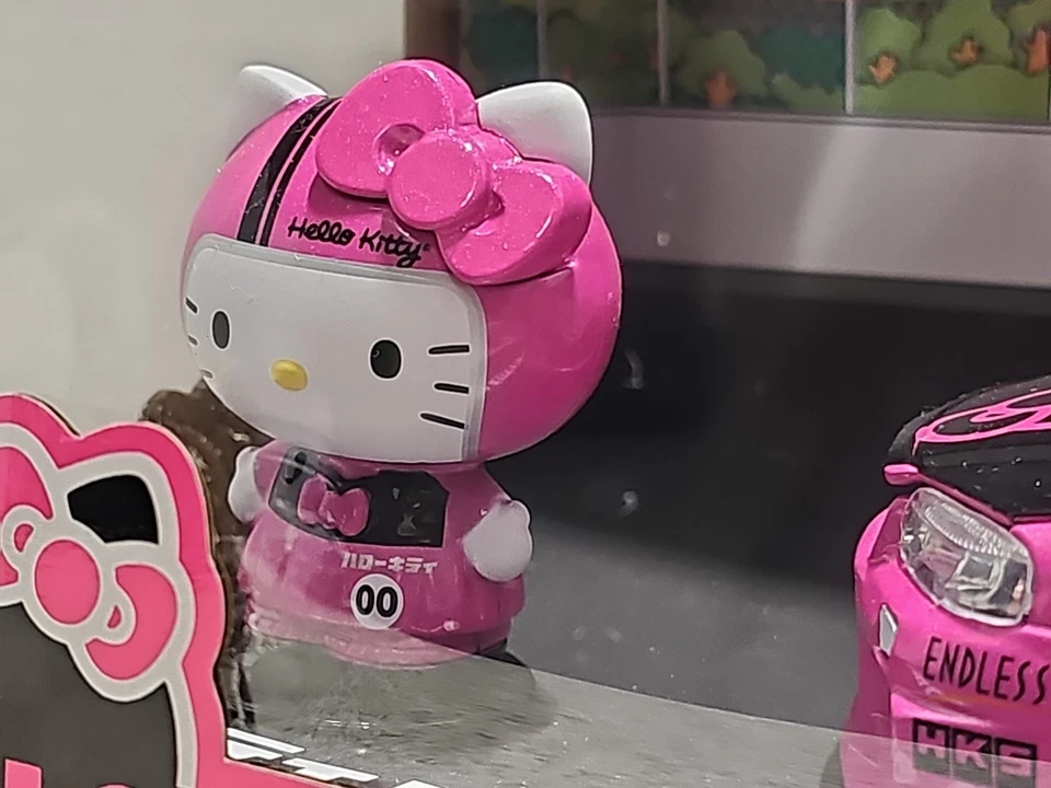 Coche y figura diecast Jada Hello Kitty y Nissan Skyline GT-R 2002 escala 1:24 Foto 3 de 4