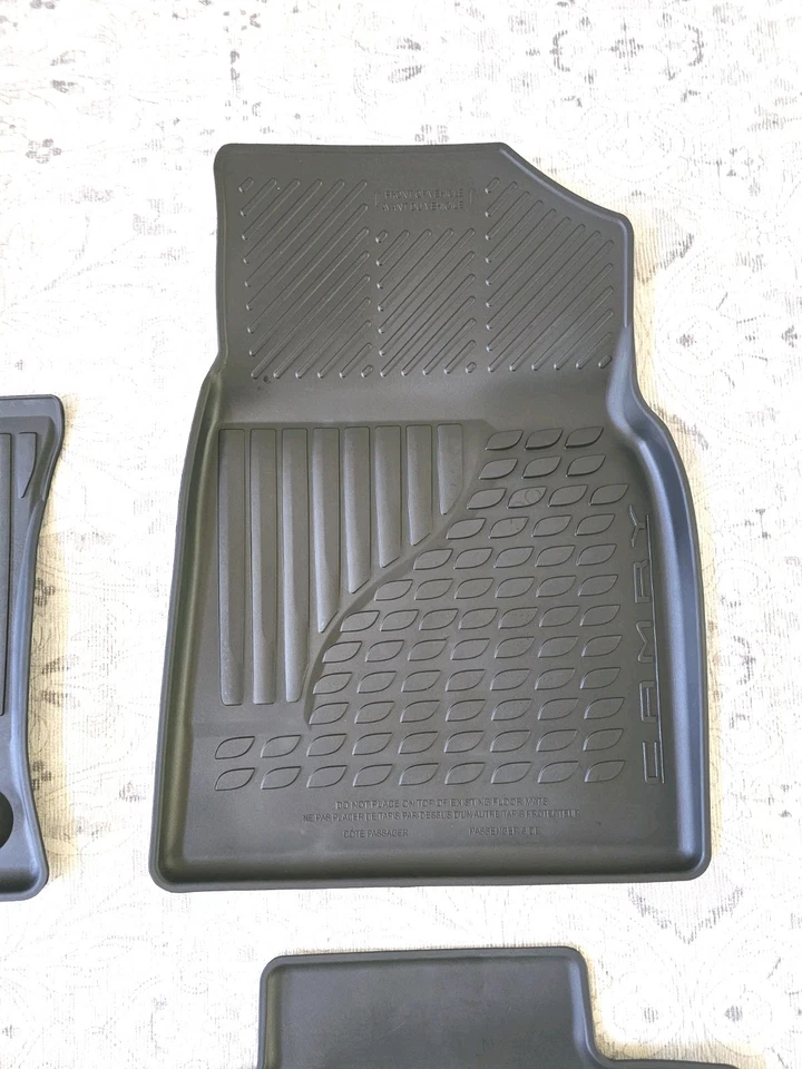 TOYOTA CAMRY 2025 CON LETRAS NEGRAS JUEGO DE 4 FORROS DE PISO PARA TODO TIPO DE CLIMA  Foto 3 de 4