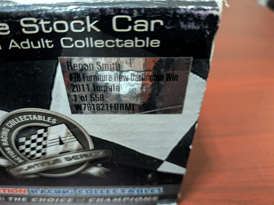 Fila de muebles Regan Smith 2011 Darlington Raced Win 1/24 #78 autografiada Foto 3 de 4