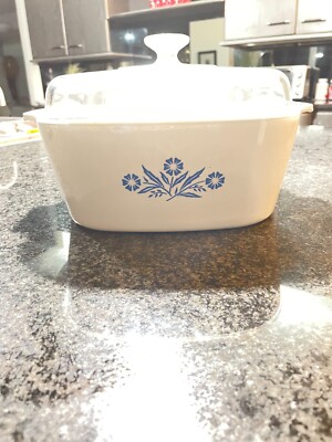 Corning Ware 4 quart cornflower casserole with original glass cover.