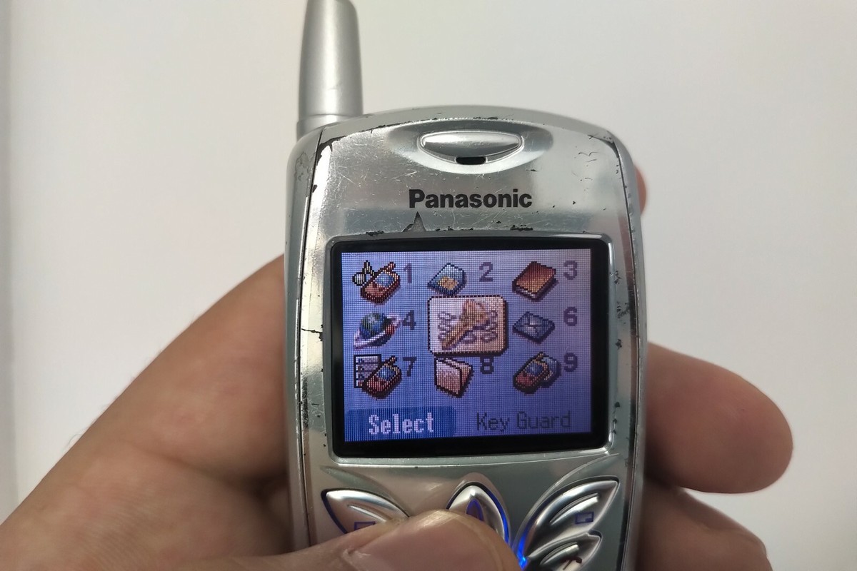 マニア垂涎Panasonic パナソニック EBG50 シルバーミニ携帯電話 マニア垂涎Panasonic パナソニック EBG50 シルバーミニ携帯電話