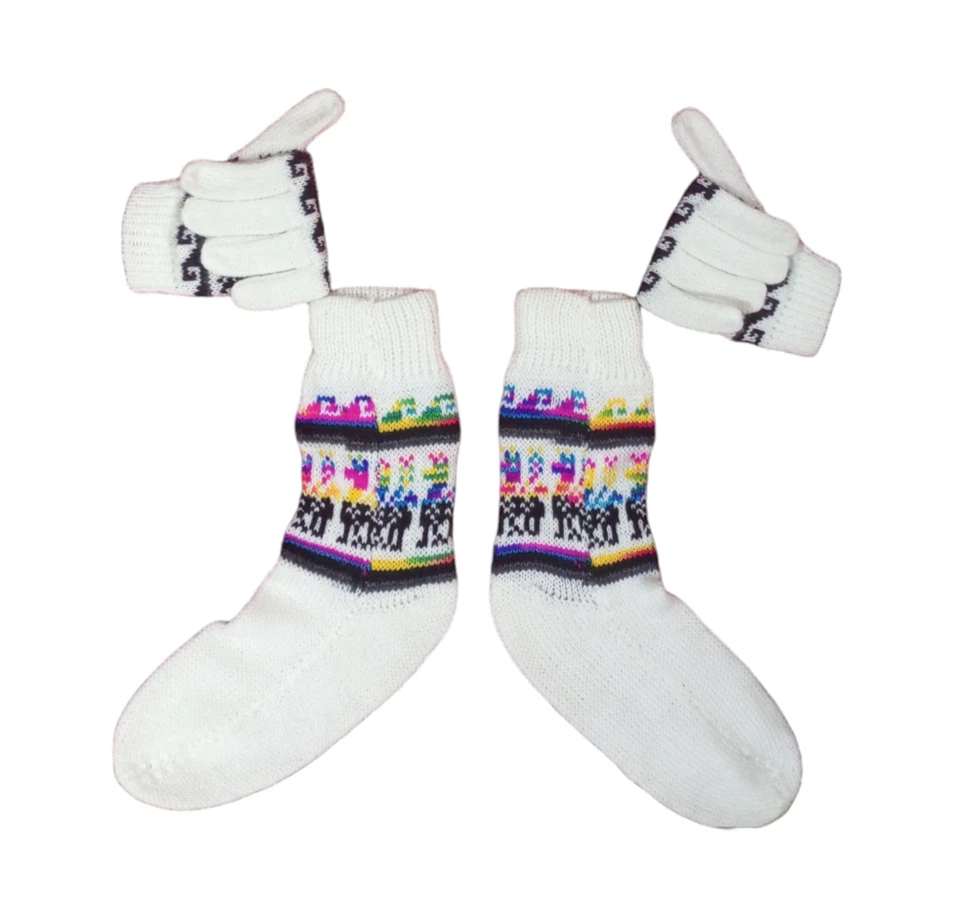 Guantes y calcetines blancos de lana de alpaca y llama para mujer de Bolivia Foto 2 de 3