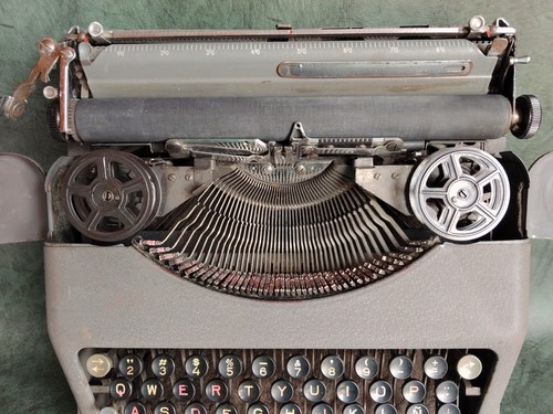 *NEEDS LOVE* C 1946 HERMES BABY TYPEWRITER + CASE MADE IN SWITZERLAND PAILLARD - Picture 24 of 24