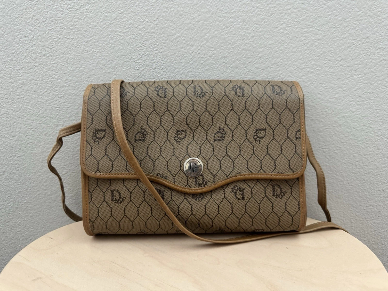 Sac à bandoulière vintage Christian Dior motif nid d'abeille — bandoulière cuir beige