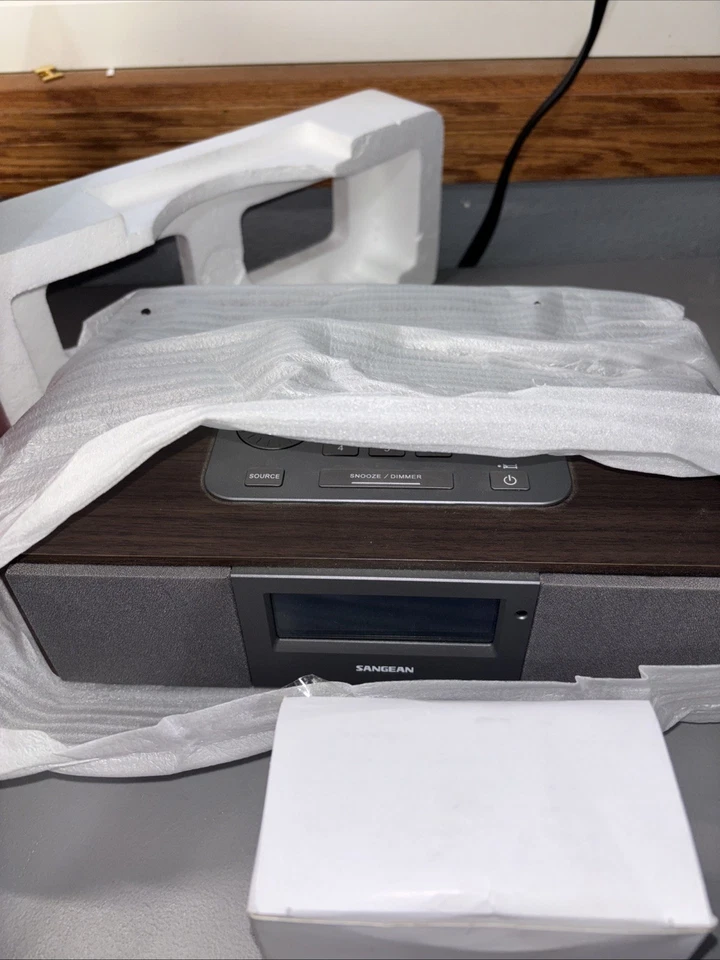 Sangean WR-5 立体声调幅/调频时钟收音机 iPod 底座带无遥控器 开箱 全新 — 第 3/4 张图片