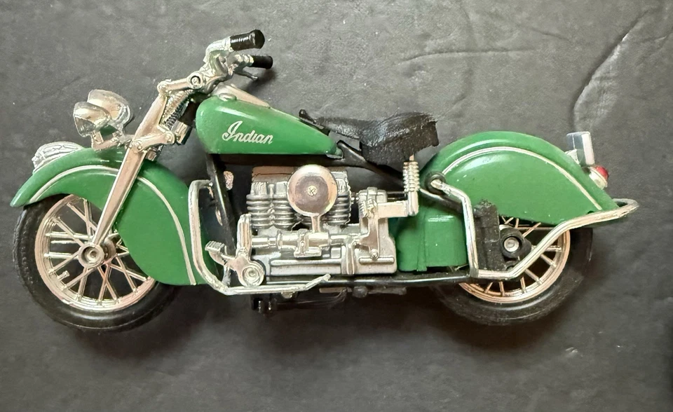 Vintage Maisto 1948 Indian Chief Motorcycle 1:18 Diecast Red - Limited Edition - Image 3 of 4