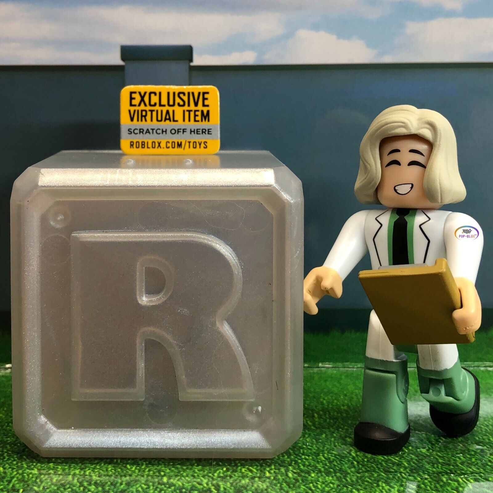 Roblox Blind Silver Celebrity Series 6 Star Sorority Basic Witch w Box &  Code 191726019084