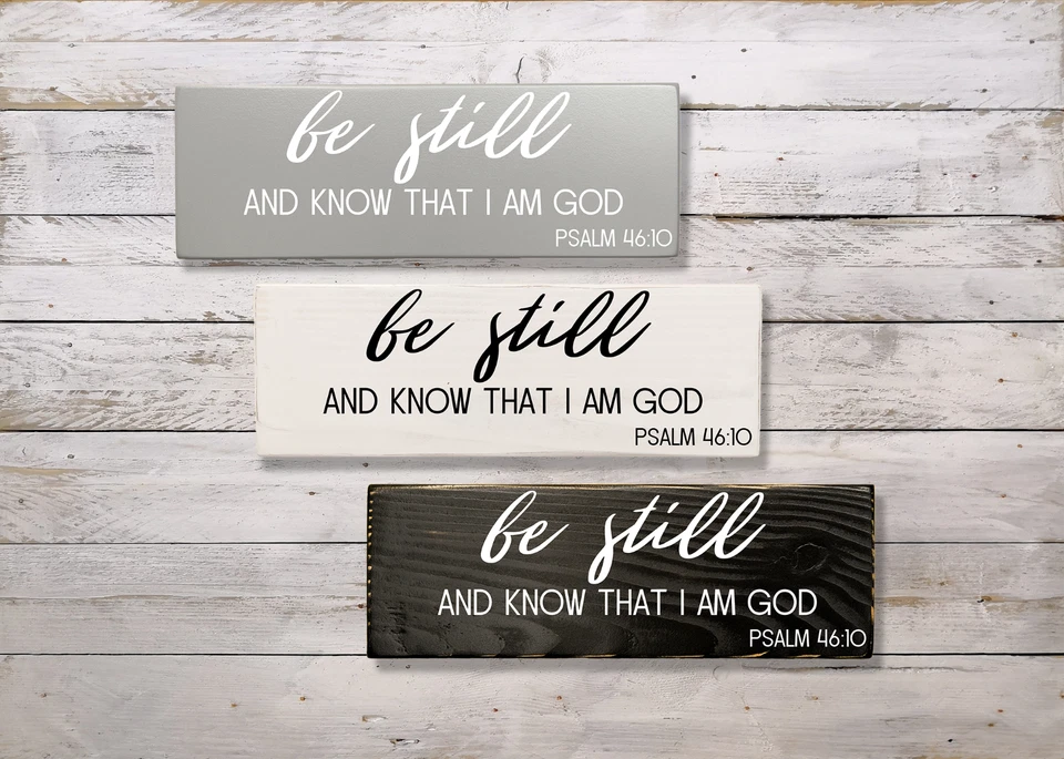Letrero minimalista de madera negro, gris y blanco hecho a mano Be Still and Know that I am God Foto 4 de 4